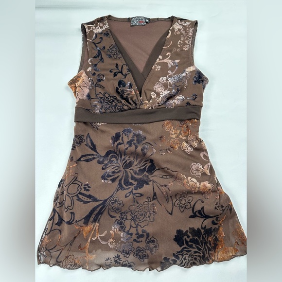 Velvety floral pattern flattering tank with tie in back. V neck. Size M juniors - Picture 3 of 10